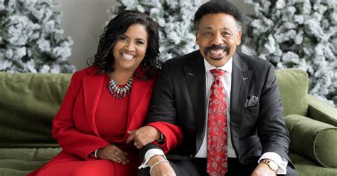 Tony Evans Marries Carla Crummie in Private。